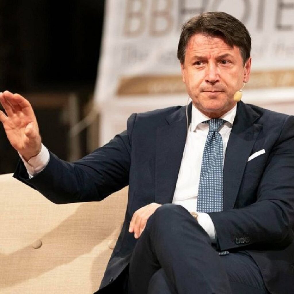 Conte contro il governo: "Tappeti rossi per corrotti e criminali"