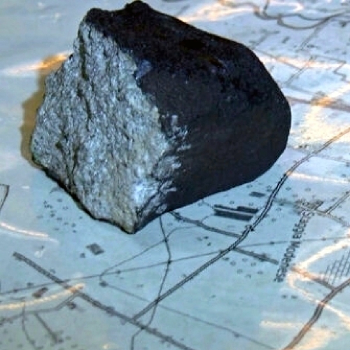 Frammento del particolare meteorite Cavezzo