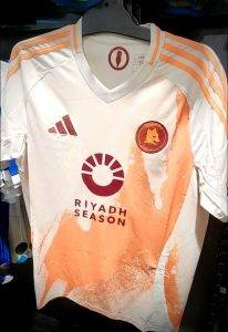Maglia-Roma-206x300 Nuova maglia Roma (FOTO), Galdino: "Modello combat ar sugo de pajata. Noi non mangiamo in Curva le cofane de pasta co'..."