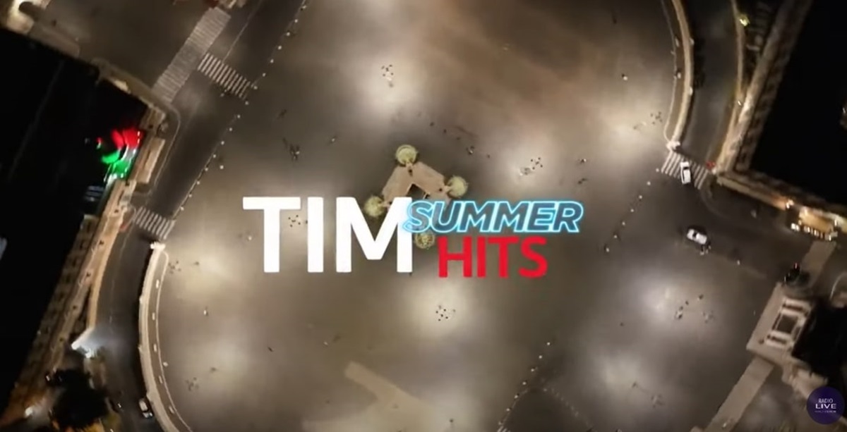 Tim Summer Hits, Pericolo in costume: è polemica